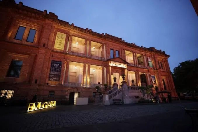 Bvlgari doa obra digital de artista brasileiro à Pinacoteca e une luxo, música e arte contemporânea em São Paulo