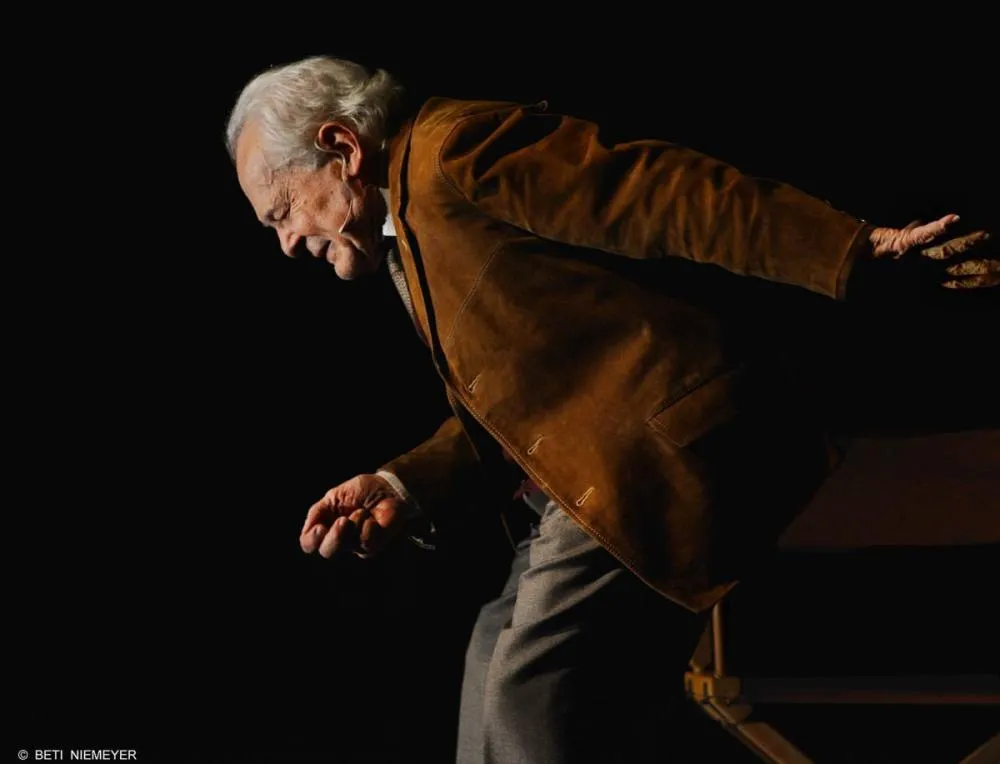 Othon Bastos, ícone da dramaturgia brasileira, se apresenta no Sesc Santos aos 92 anos