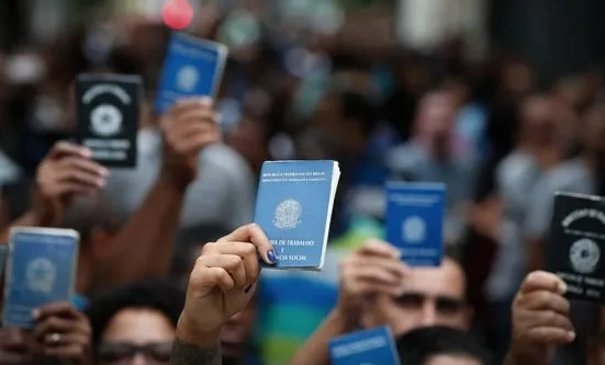 Geração de empregos desacelera no Brasil: país cria 255 mil vagas em fevereiro, queda de 42% em um ano