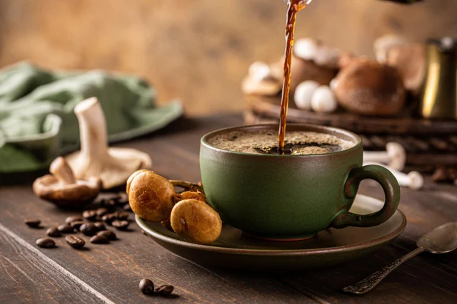 Café de cogumelo ganha espaço no Brasil e promete mais foco, energia e saúde mental