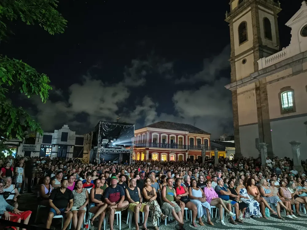 Noite histórica: mais de 2 mil pessoas lotam praça em Iguape para pré-estreia de filme nacional