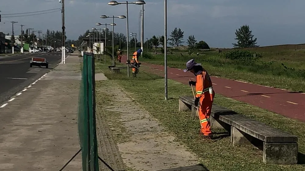 Prefeita Maristela intensifica limpeza urbana em Ilha Comprida e moradores já percebem ruas mais limpas