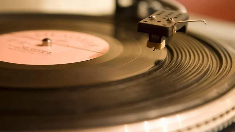 O vinil que saiu de cena e voltou como símbolo de estilo e nostalgia