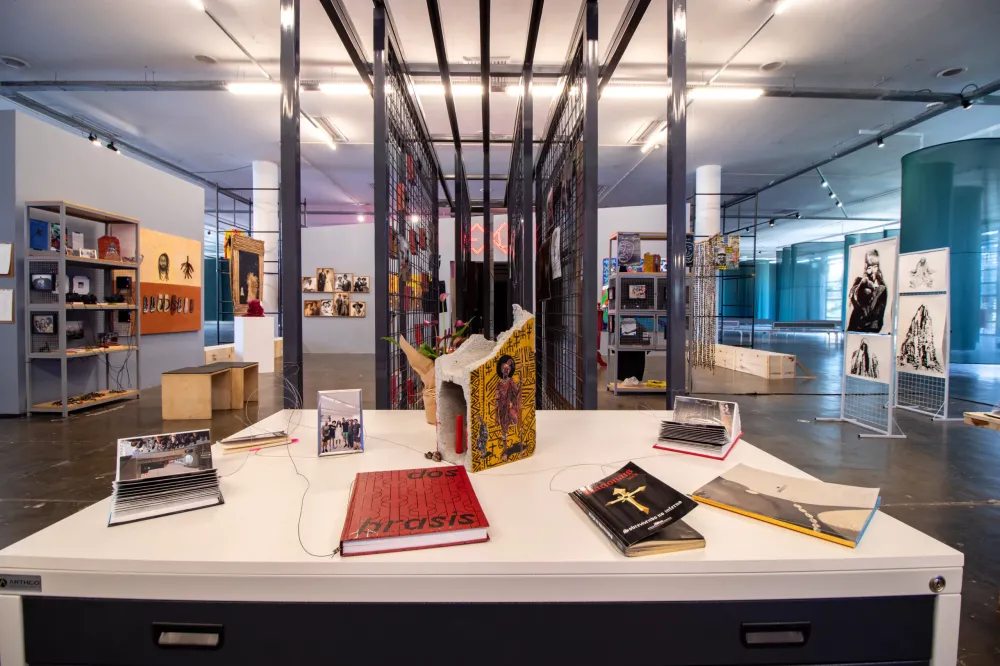 Bienal de São Paulo em Santos redefine sentido das obras fora do eixo tradicional